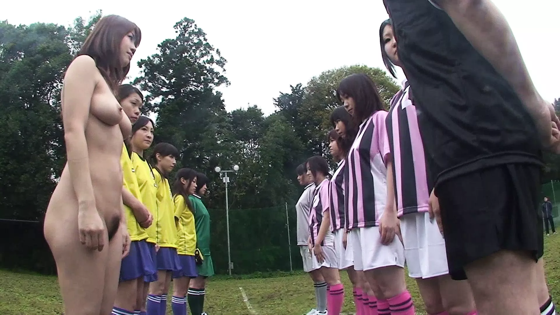 亚洲的熟女在一起进行足球训练